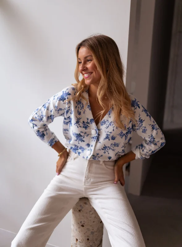 women's tops for those who love to dress up their casual looks with stylish topsGilet June - écru à fleurs bleues